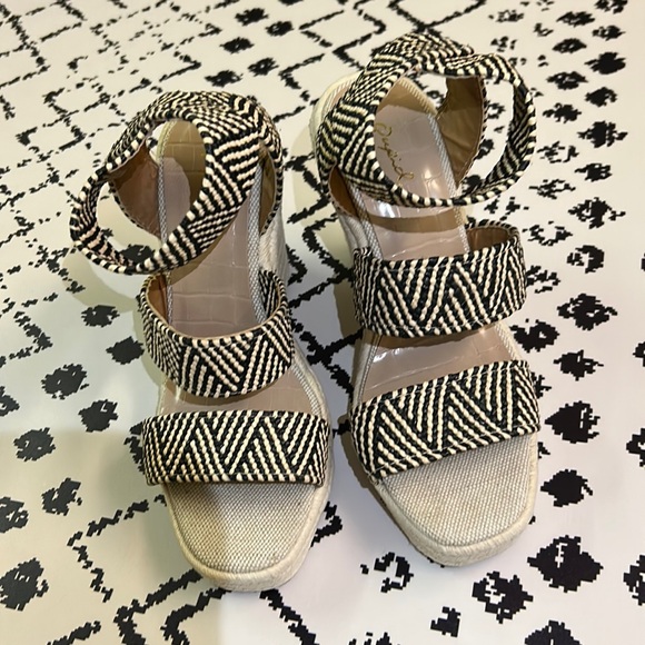 Trendy Qupid Black and White Strappy Wedge Sandals - US Size 7 - EUC - Picture 1 of 9